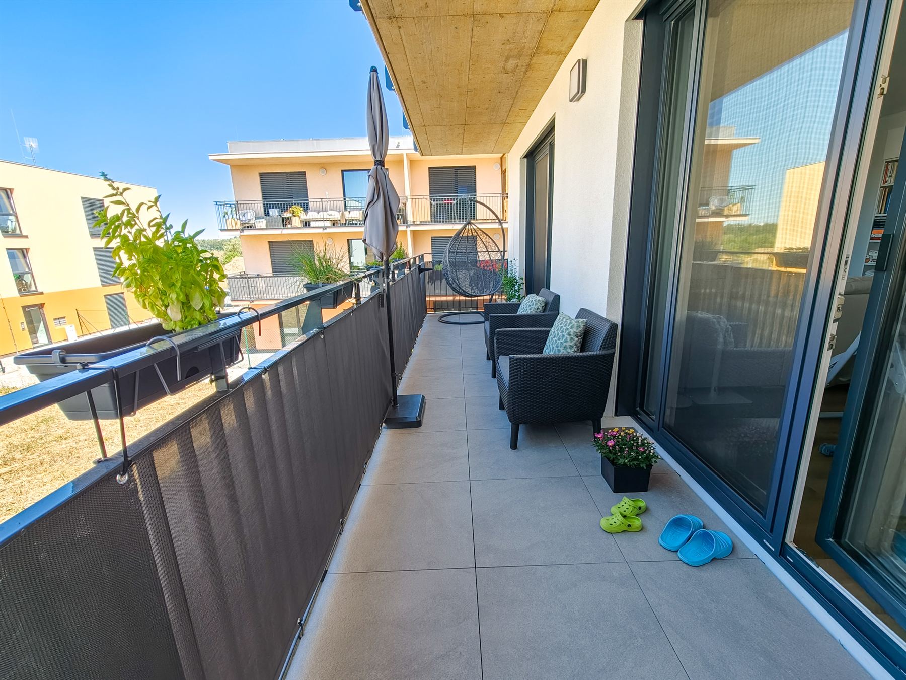 Balkon s dlažbou a zábradlím s clonou